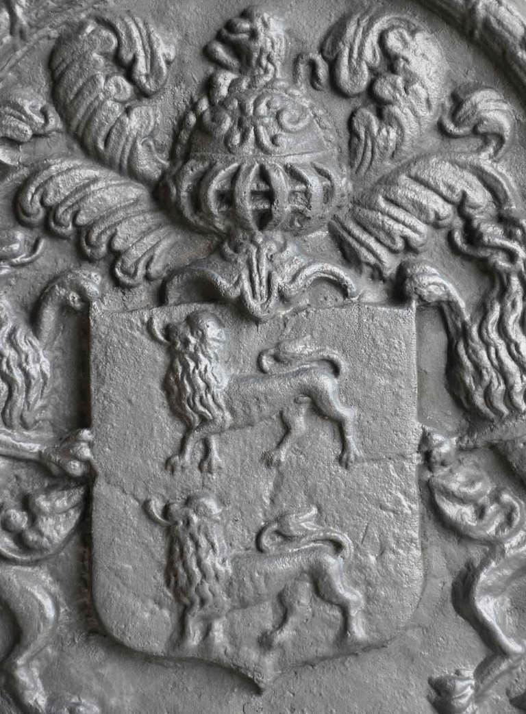French Louis IV Period Cast Iron Fireback Dated Late 17th Century In Excellent Condition In Richebourg, Yvelines
